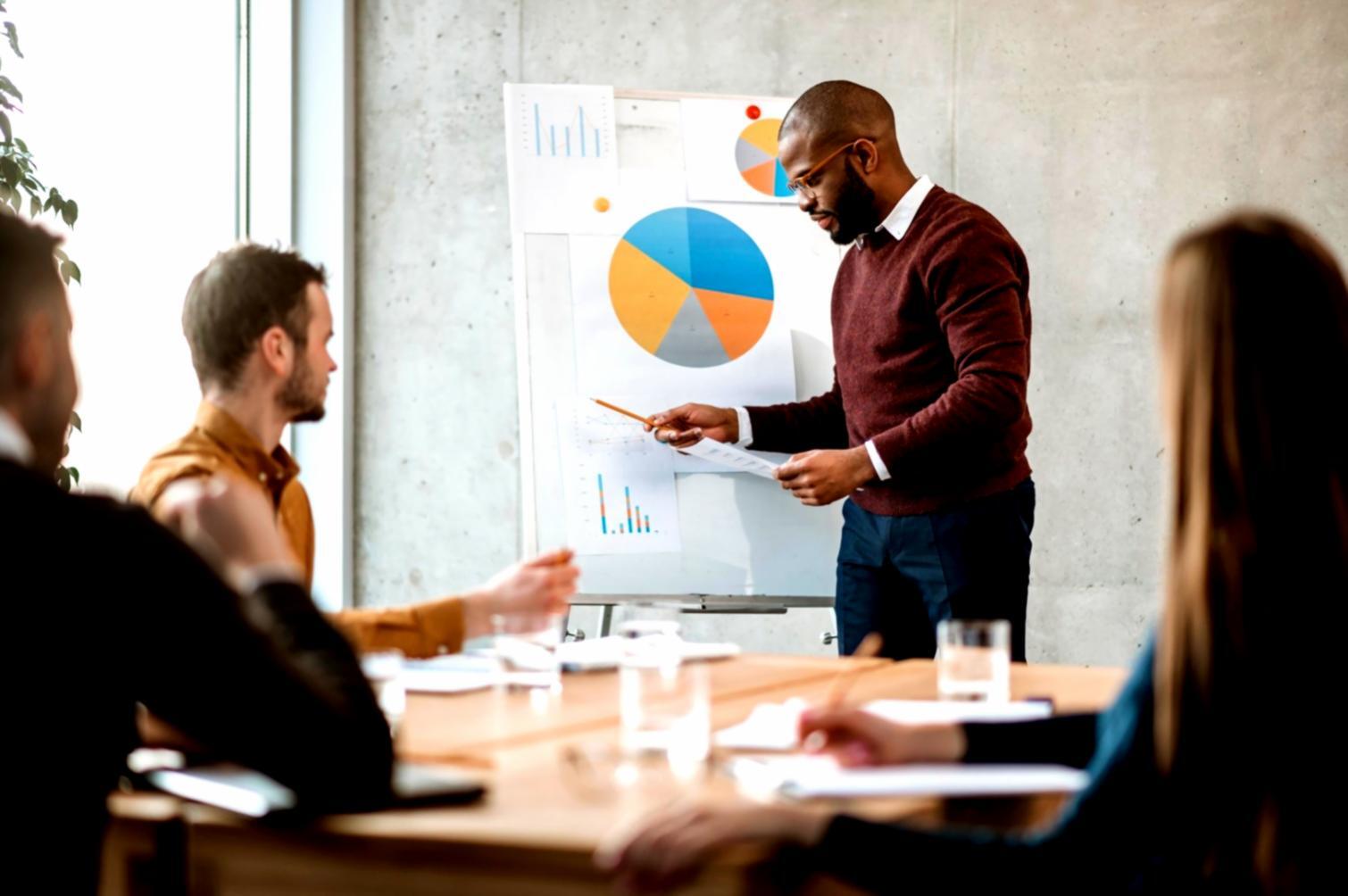 Professionelle Finanzberatung in modernem Büroumfeld