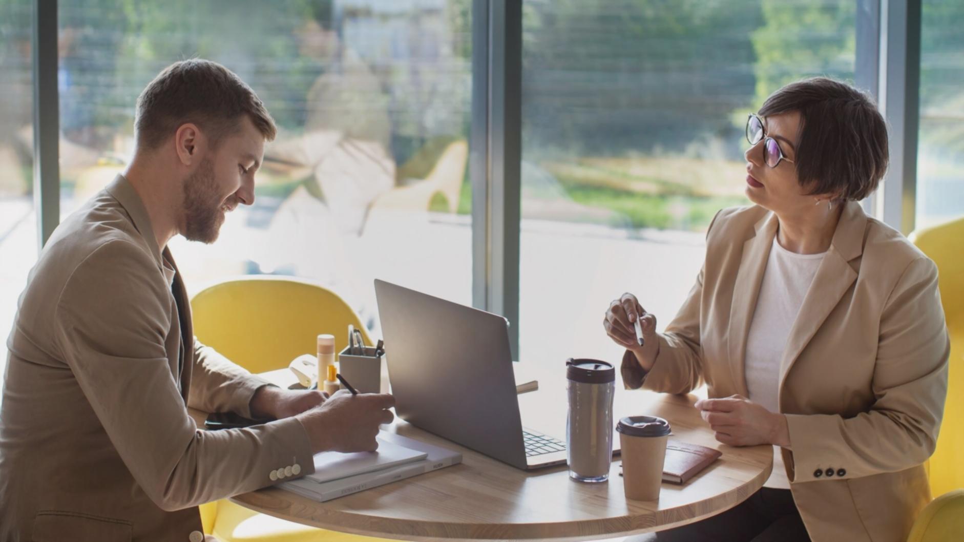 Intensive Arbeit an Fallstudien und Finanzberichten