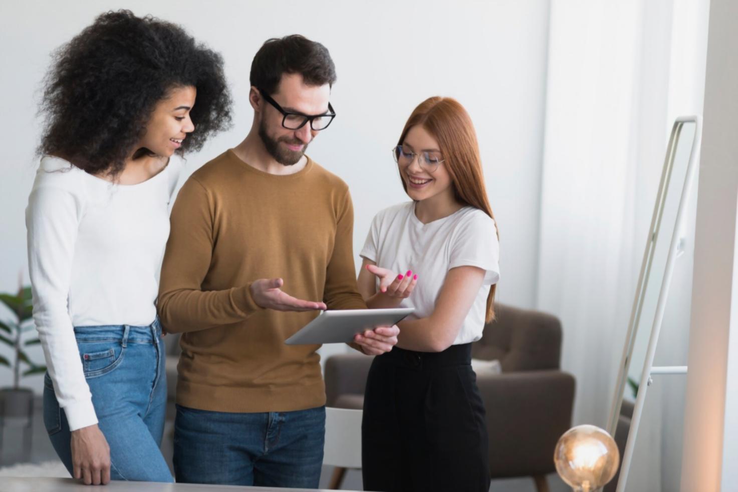 Arbeitsgruppe bei der gemeinsamen Analyse von Finanzkennzahlen